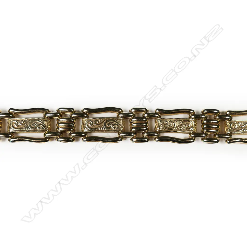 A contemporary 10ct gold gate bracelet, Image 1++