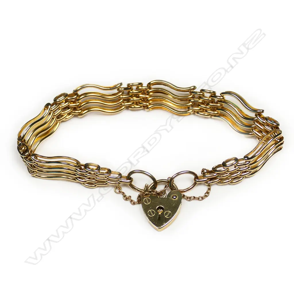 A 9ct gold gate bracelet, Image 1++