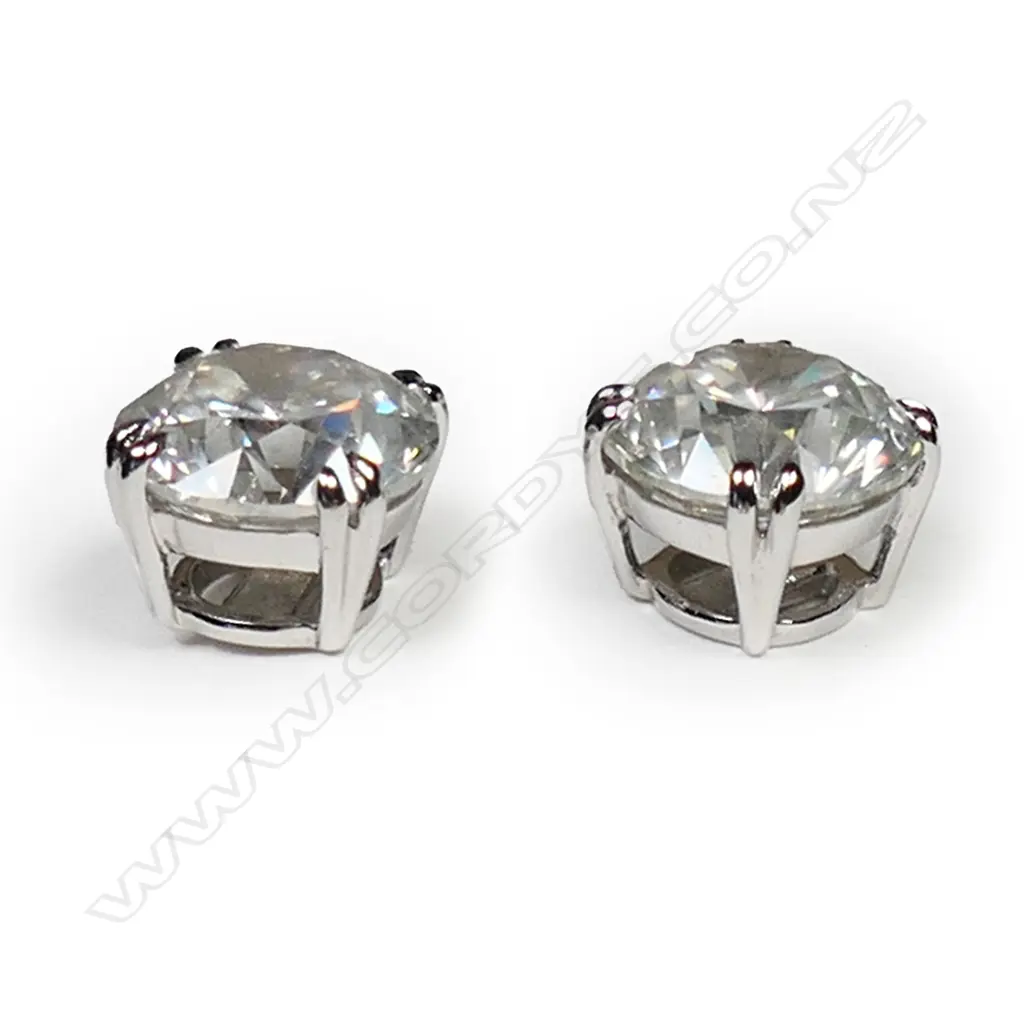 A pair of 18ct white gold and diamond stud earrings, Image 1++