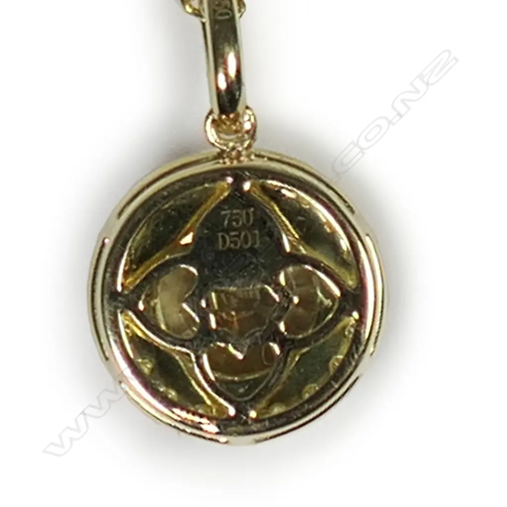 An 18ct gold and diamond set pendant, Image 1++