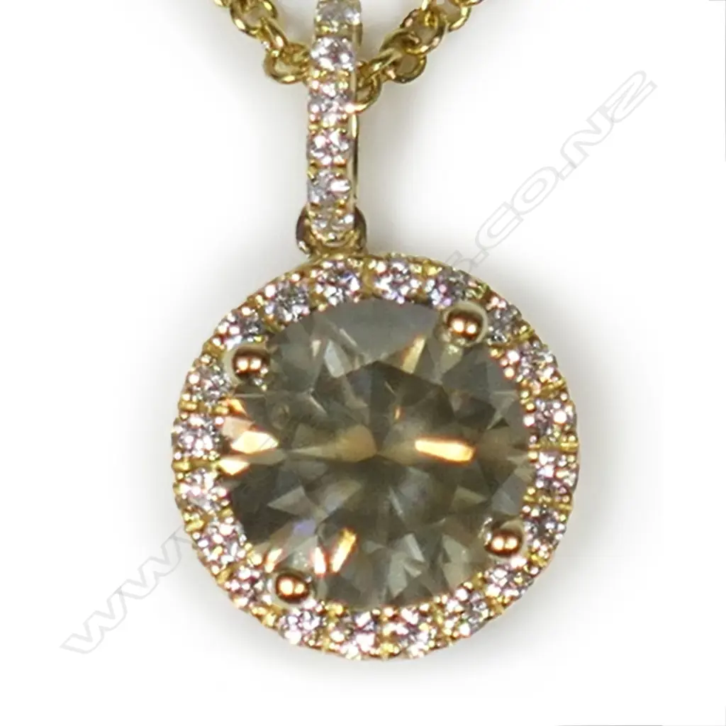An 18ct gold and diamond set pendant, Image 1++