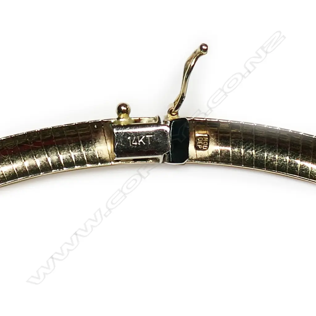 A 14ct gold omega chain necklet, Image 1++