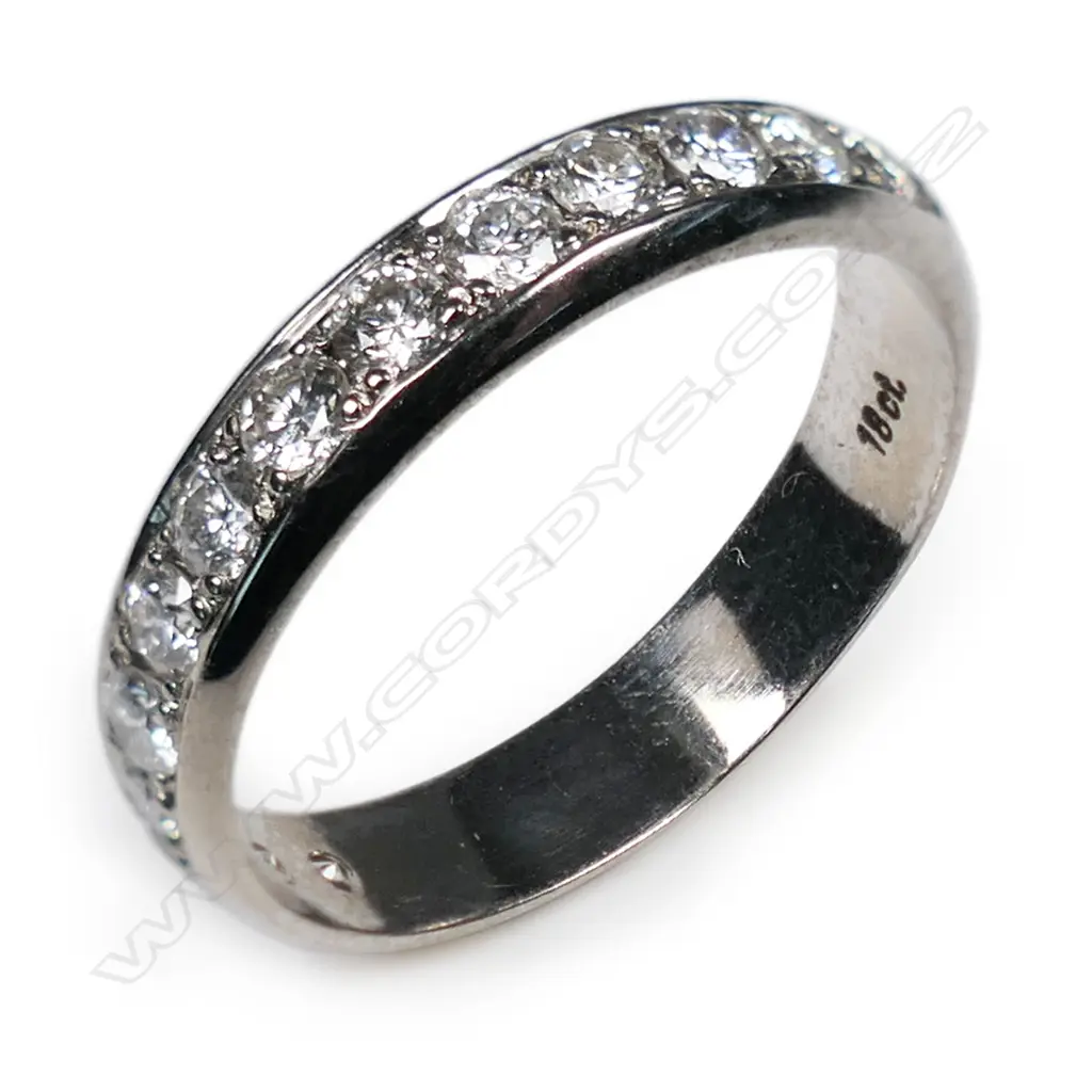 An 18ct white gold and 14 diamond band ring, Image 1++