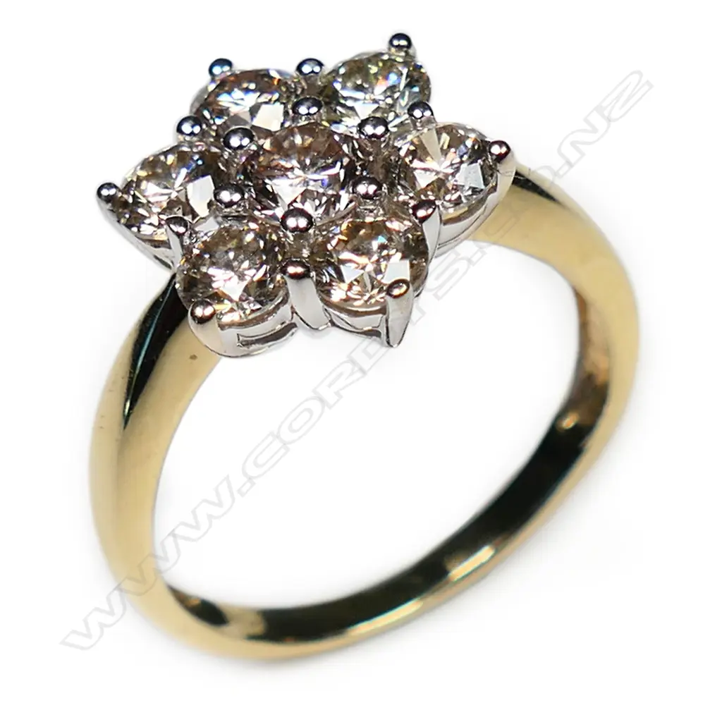 An estate 14ct gold and diamond cluster ring, Image 1++