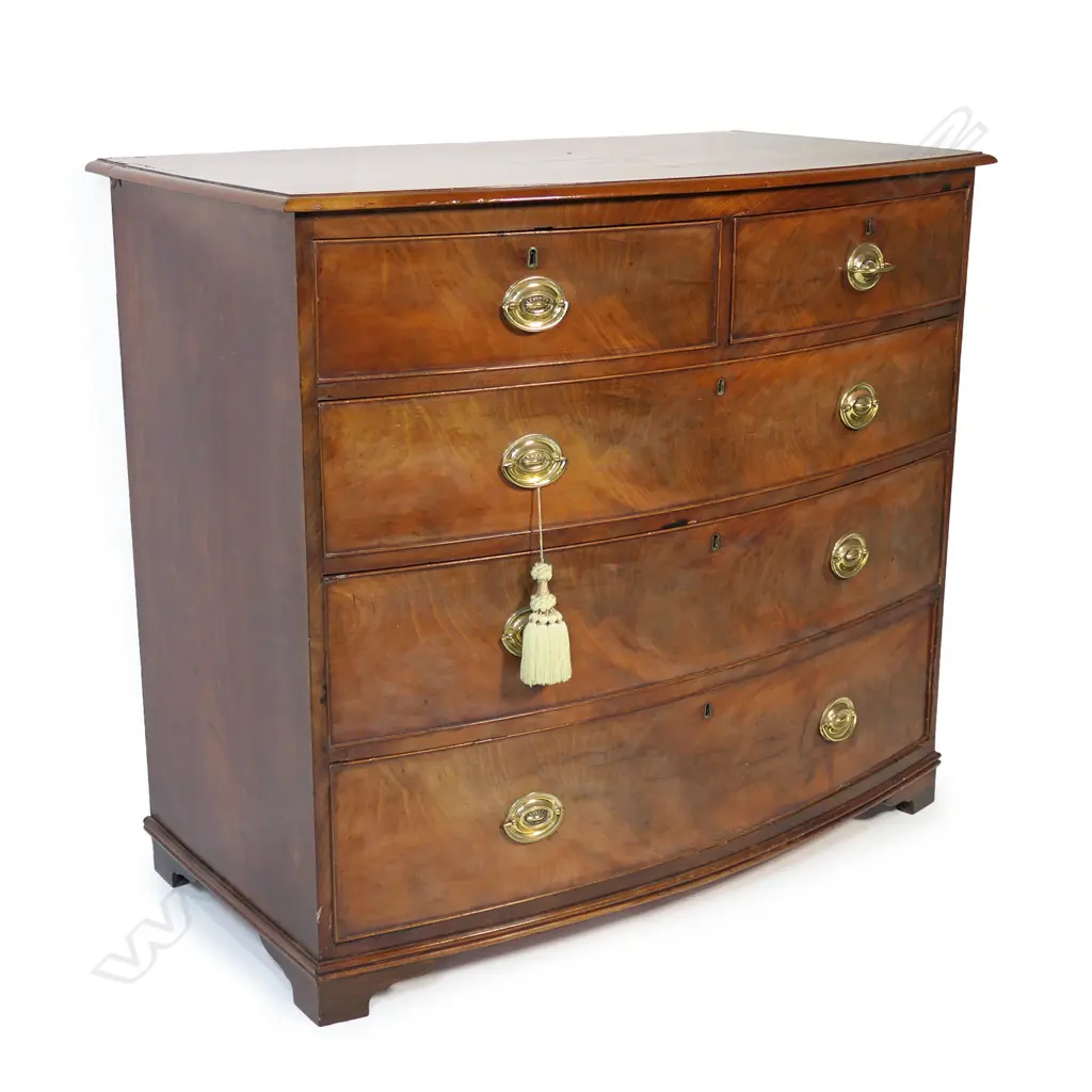 A George III mahogany bow front chest, Image 1++