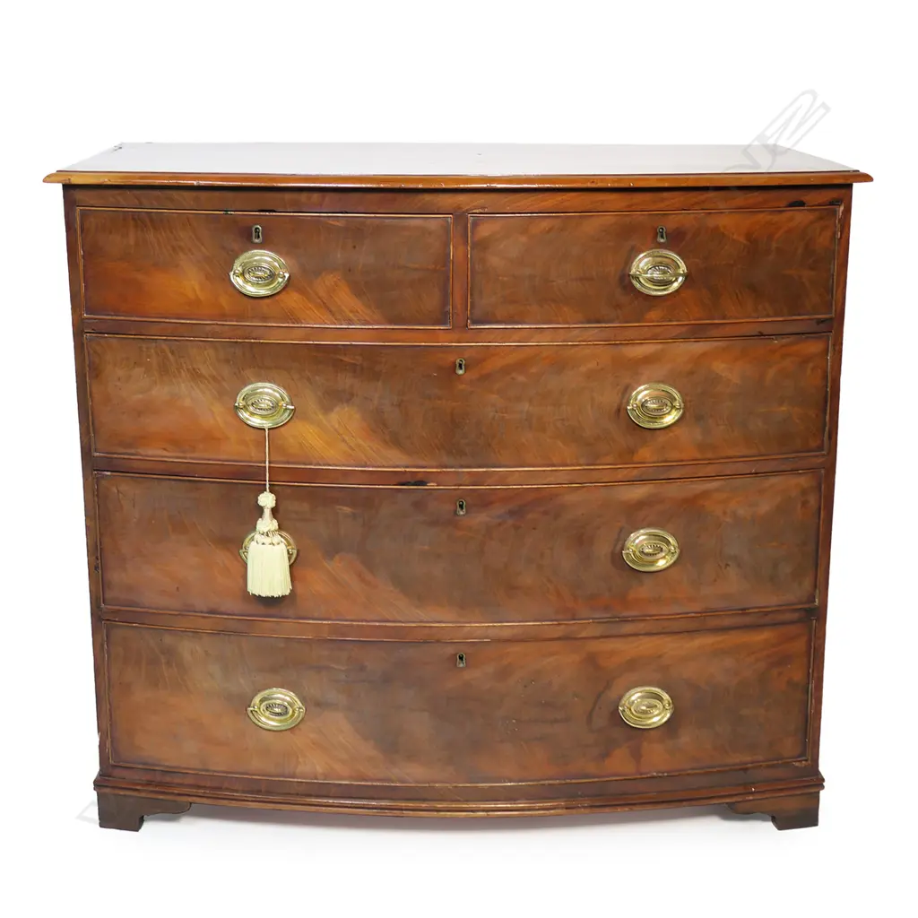 A George III mahogany bow front chest, Image 1++