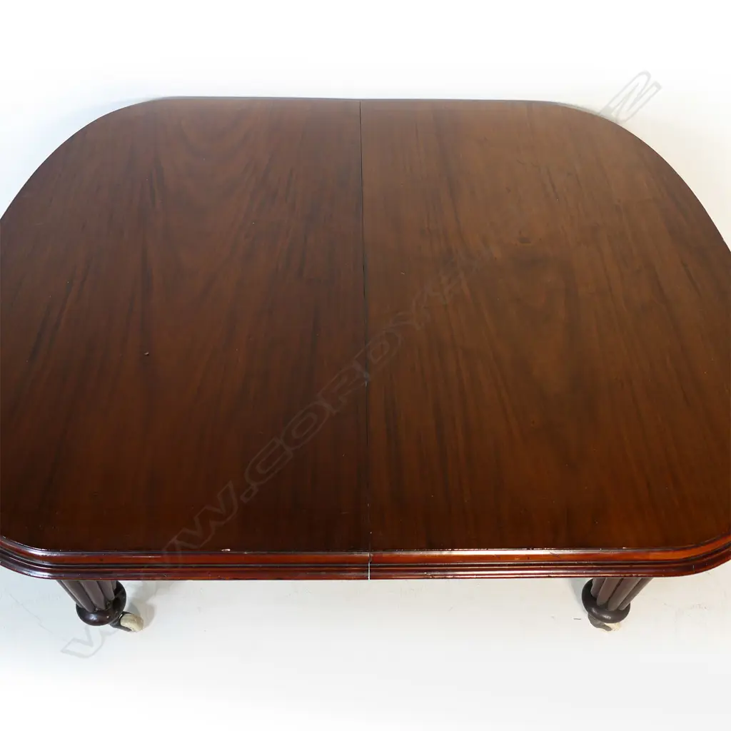 A Victorian mahogany crank extension dining table, Image 1++