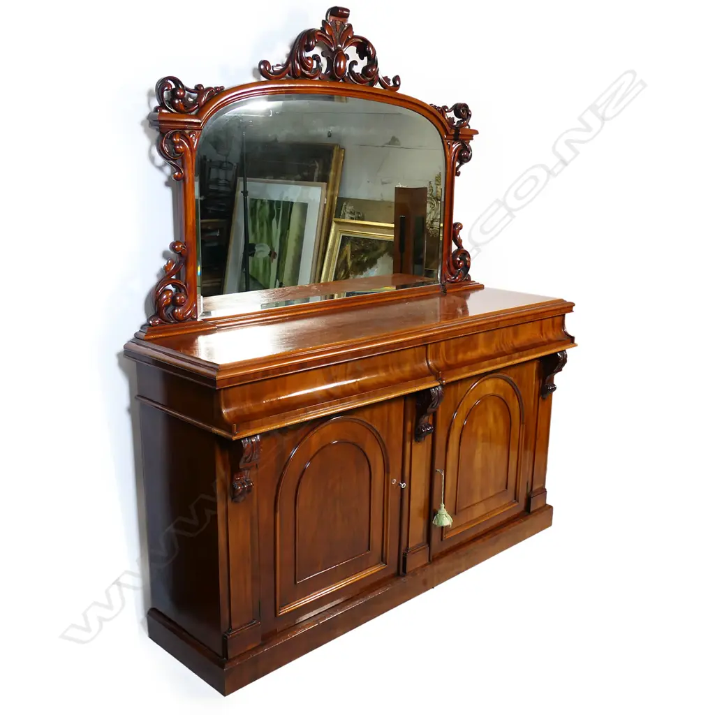A Victorian mirror back sideboard, Image 1++