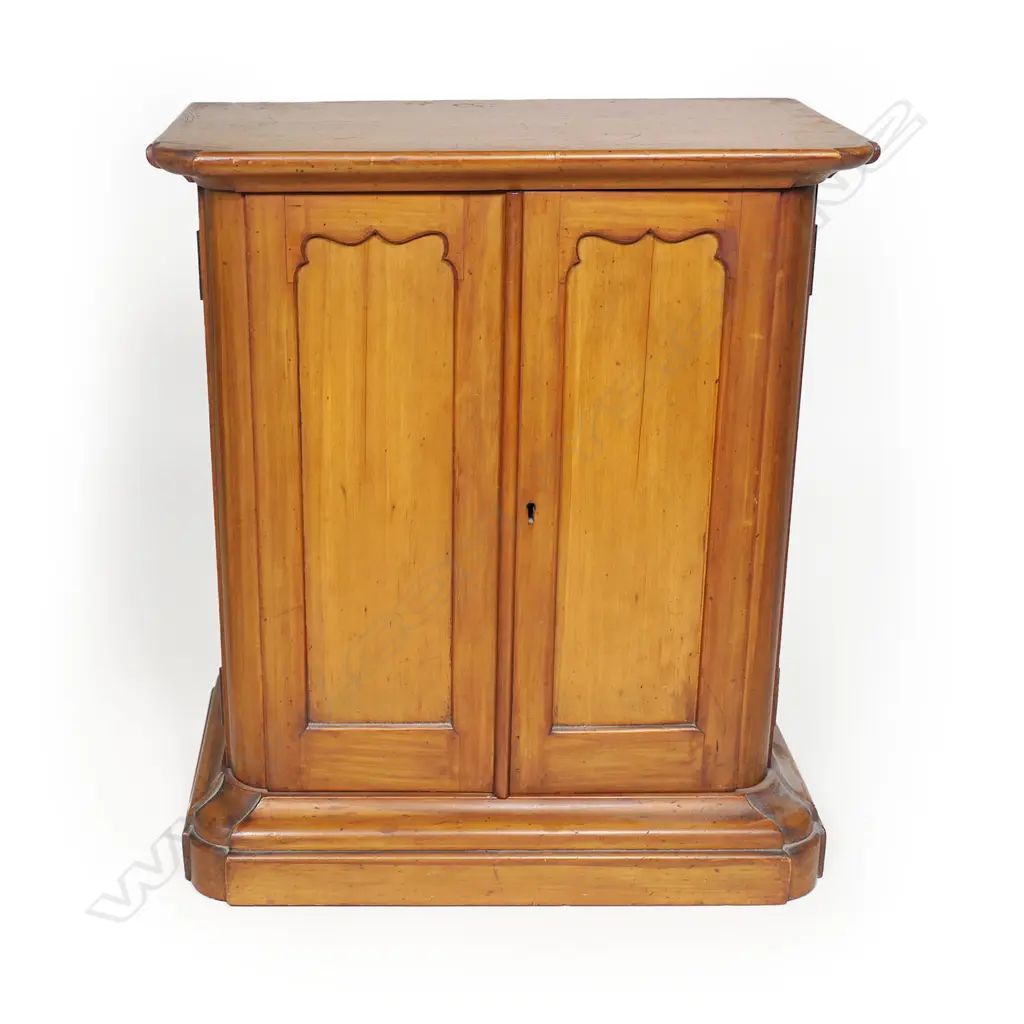 A colonial kauri apprentice chest, Image 1++