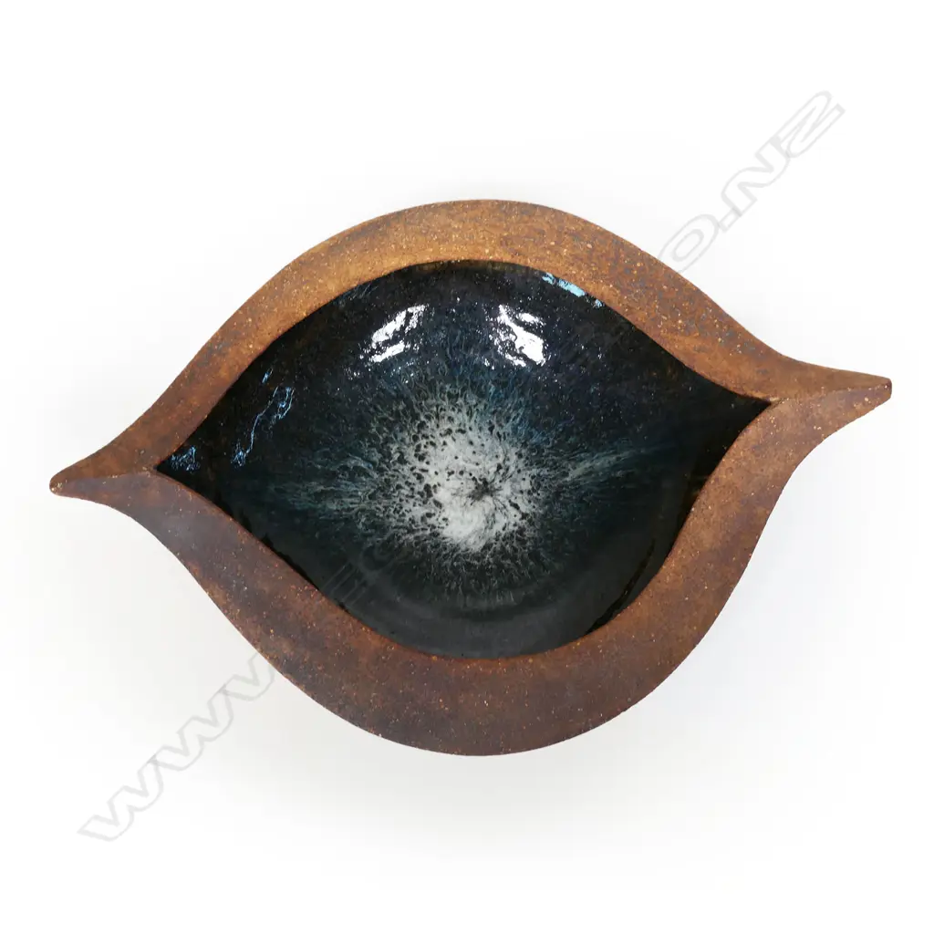 Jim Greig (1936–1986) 'Unfolding Form' bowl, Image 1++