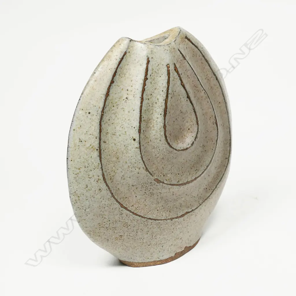 Jim Greig (1936–1986) discoid 'Unfolding Form' vase, Image 1++