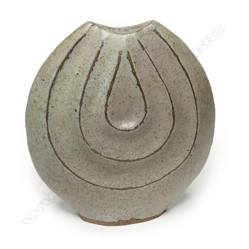 Jim Greig (1936–1986) discoid 'Unfolding Form' vase, Image 1++