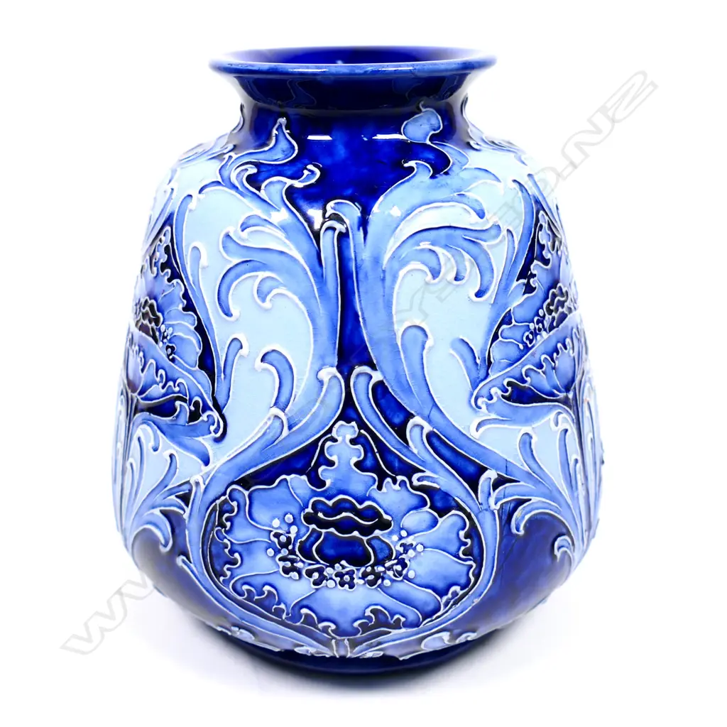 A William Moorcroft Florian Ware vase, Image 1++