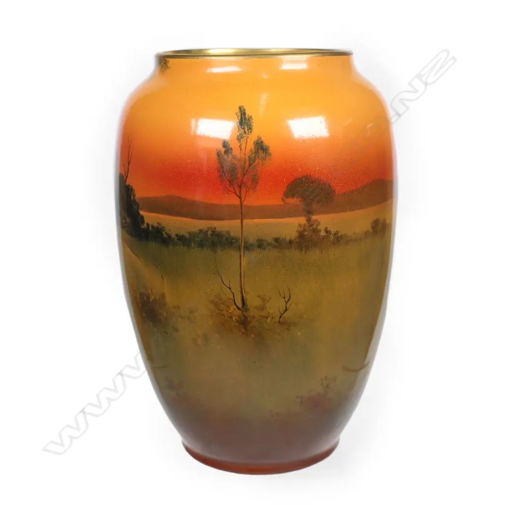 A Royal Doulton porcelain vase, Image 1++