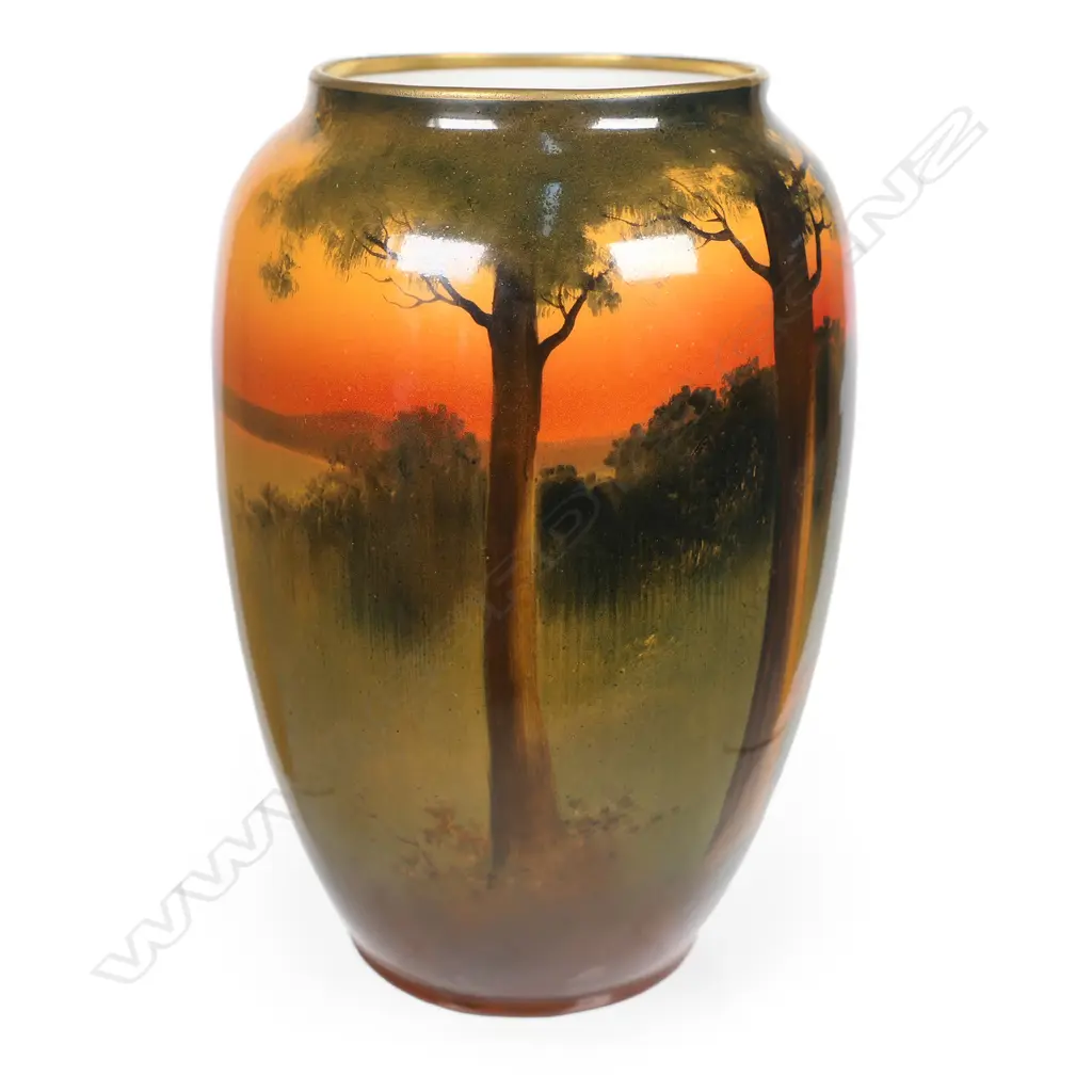 A Royal Doulton porcelain vase, Image 1++