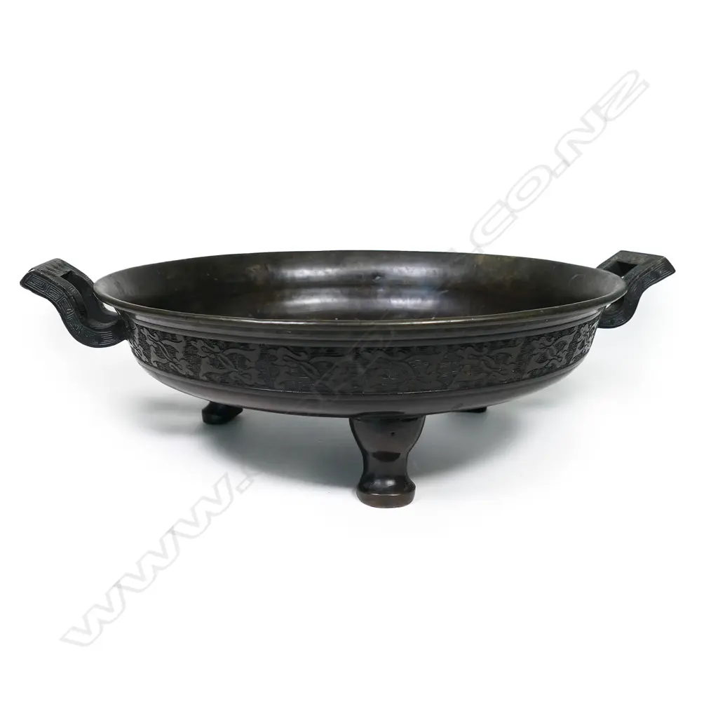 A Chinese bronze large tripod censor, Image 1++