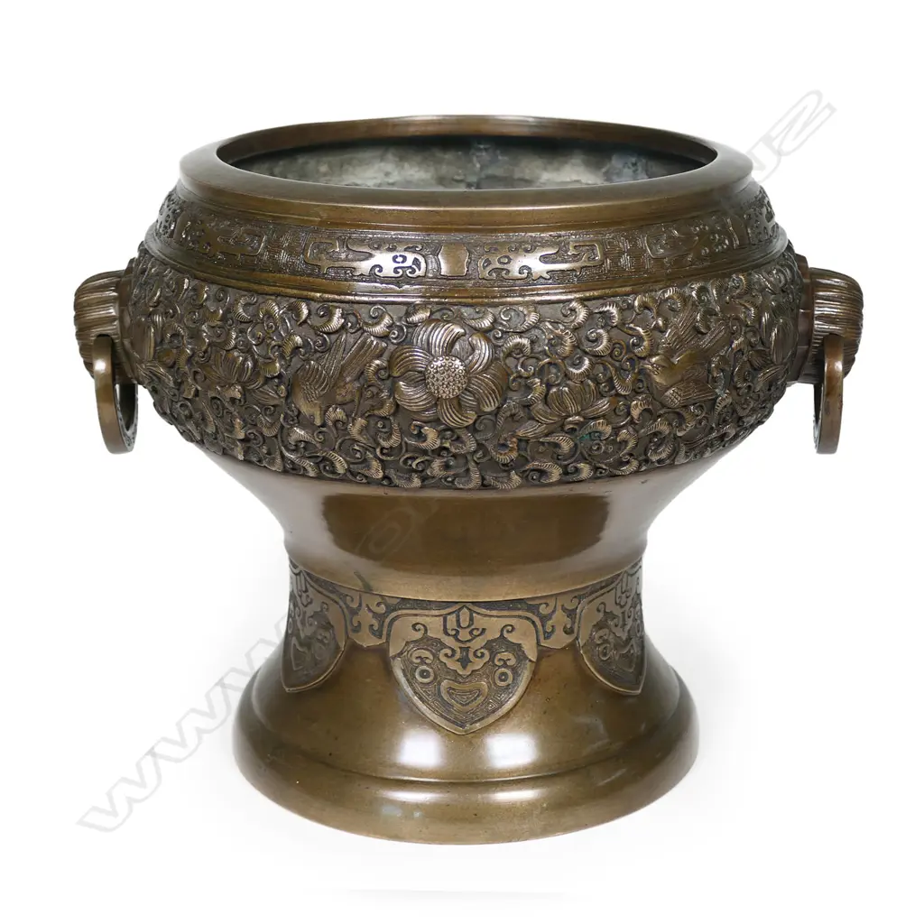 A good early 20thC Japanese bronze fire pot / jardinière Image 1++