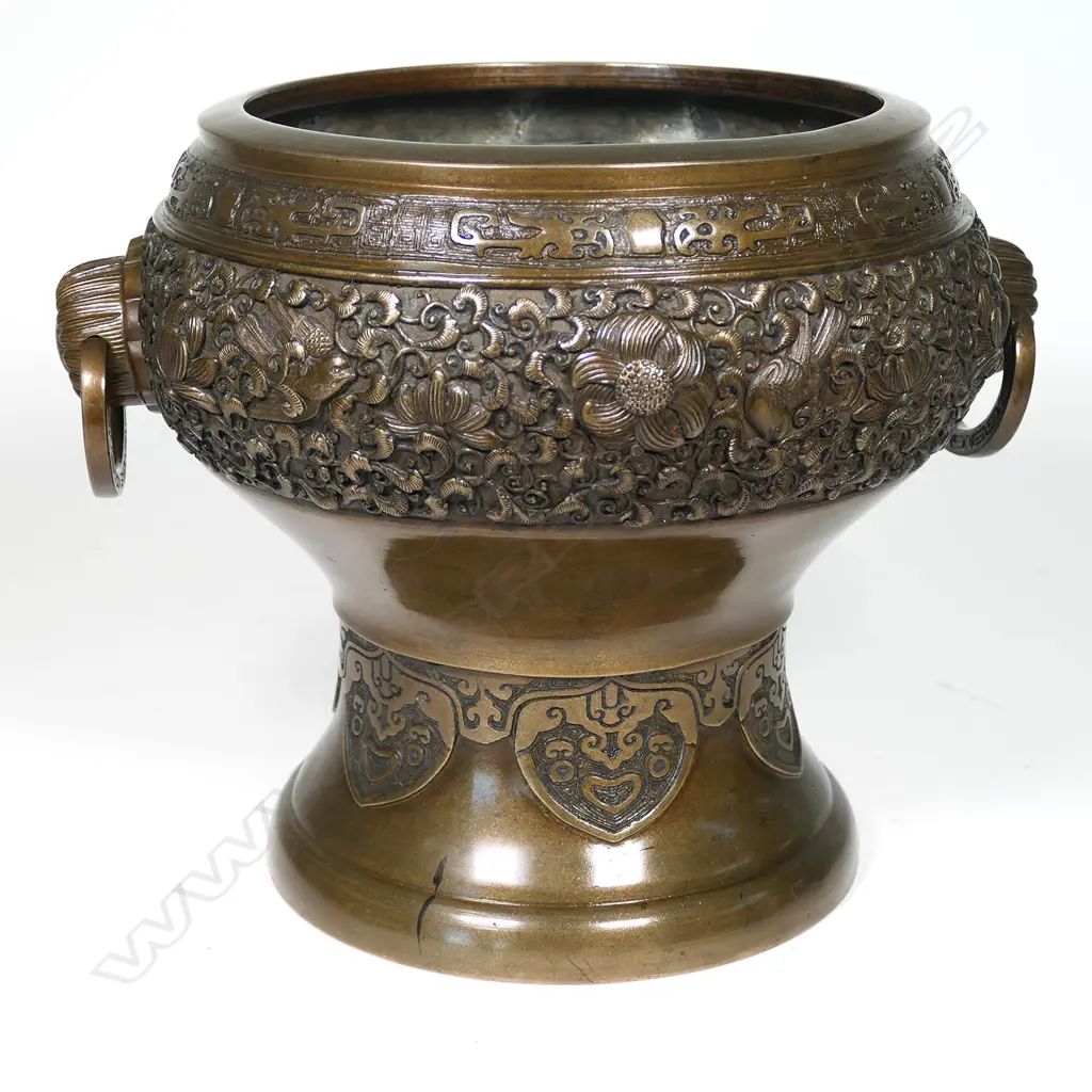 A good early 20thC Japanese bronze fire pot / jardinière Image 1++