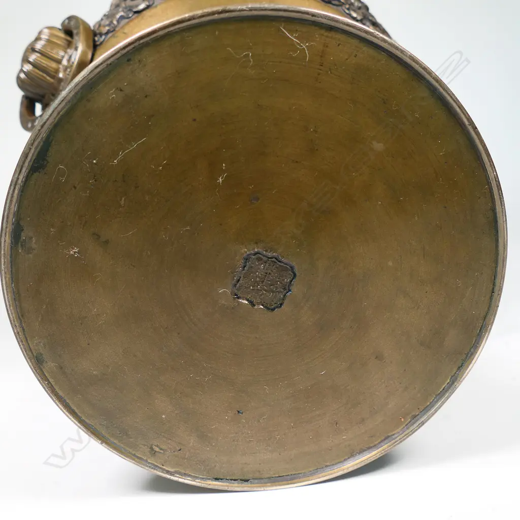 A good early 20thC Japanese bronze fire pot / jardinière Image 1++