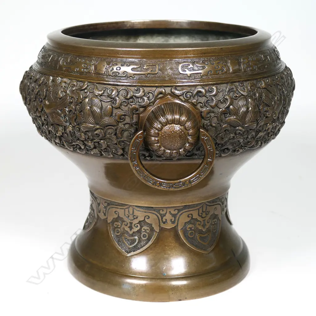 A good early 20thC Japanese bronze fire pot / jardinière Image 1++