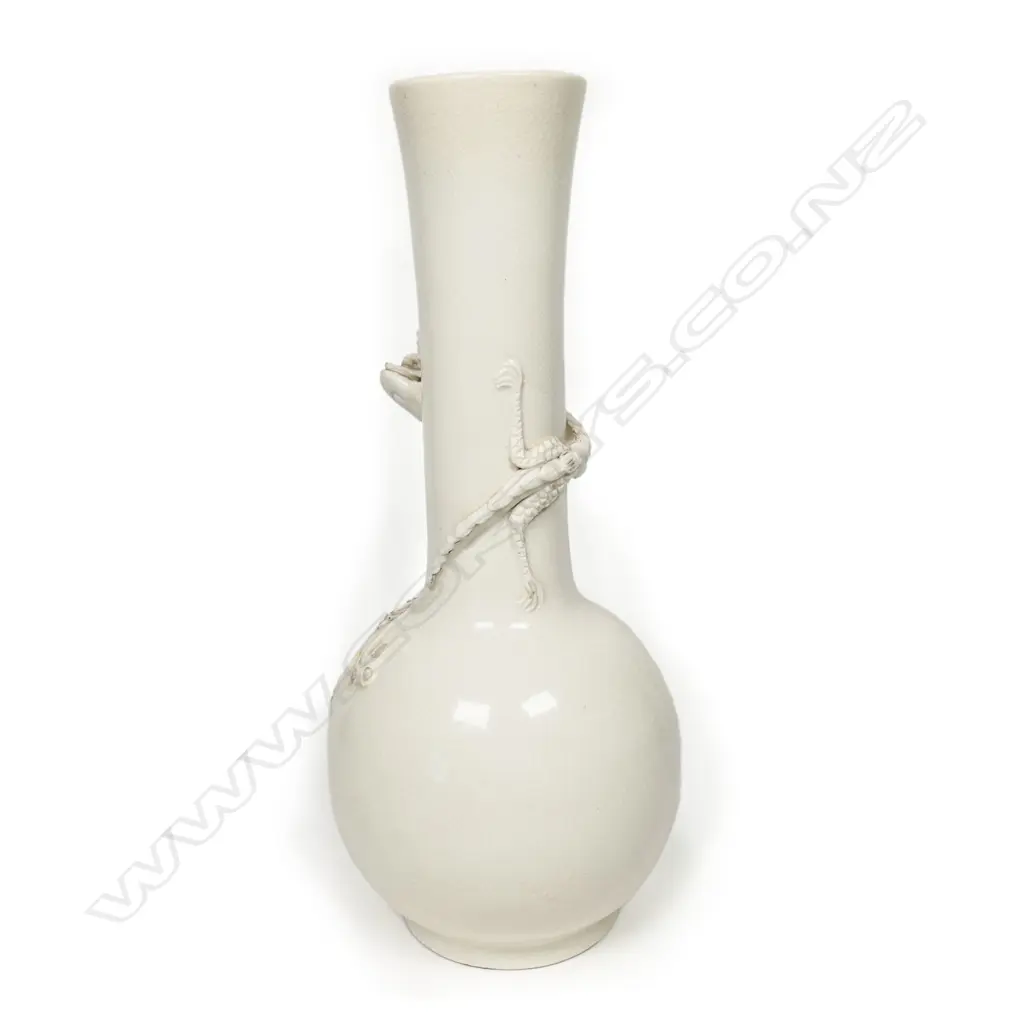 A 19thC or earlier Chinese blanc de chine vase, Image 1++