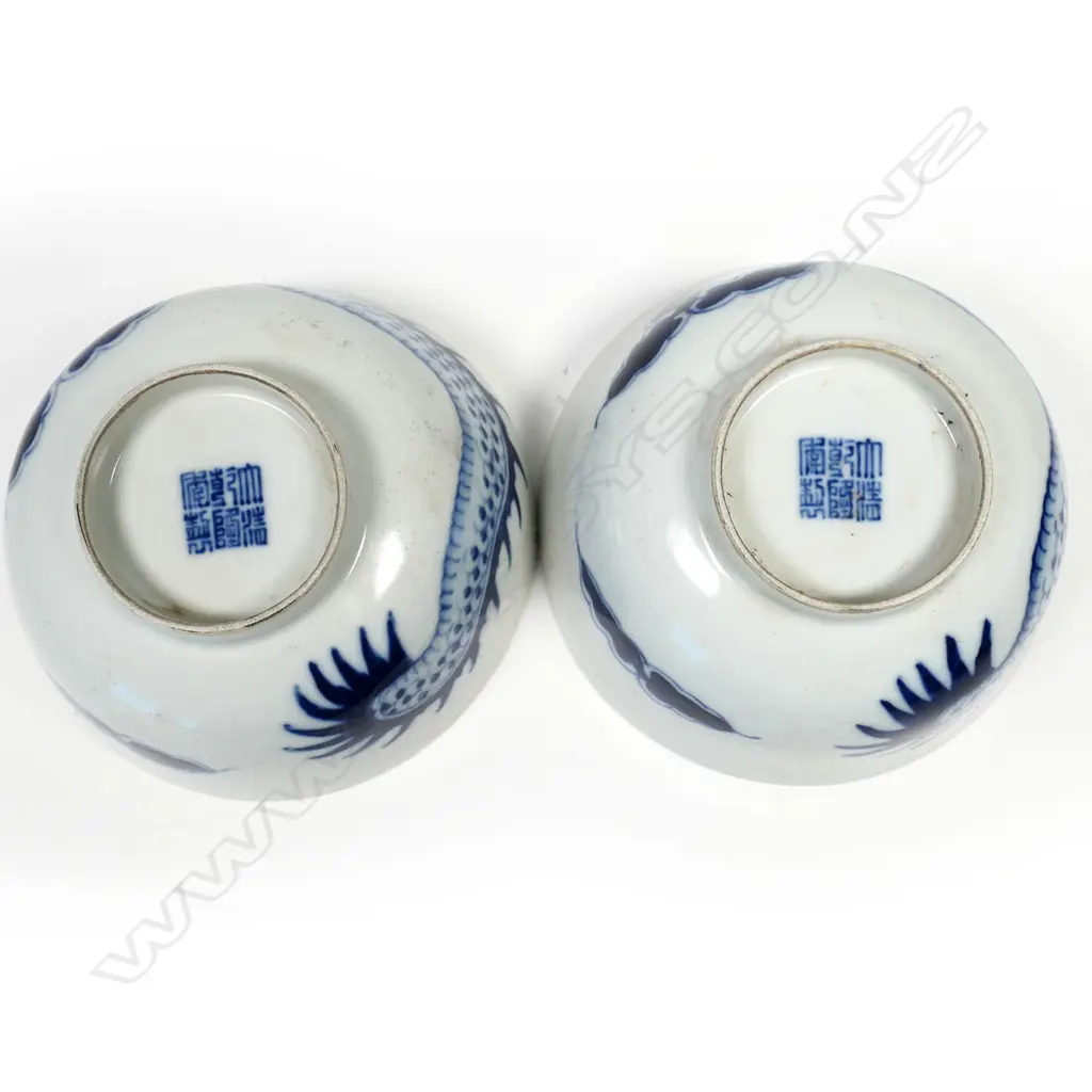 A pair of fine Chinese porcelain ‘over the rim’ bowls, Image 1++