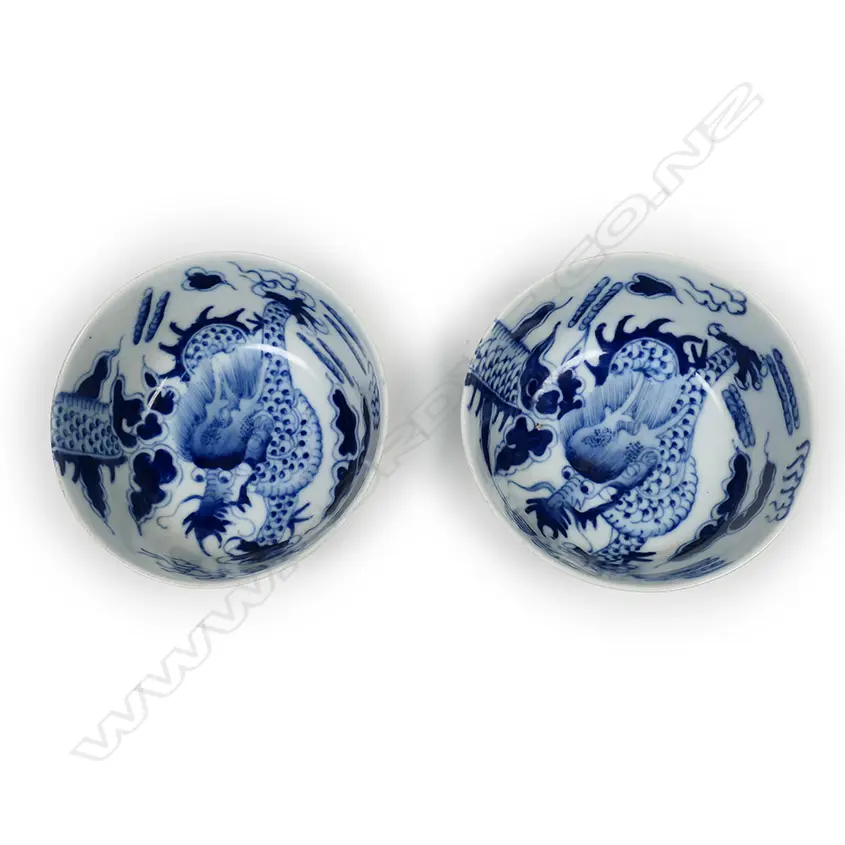 A pair of fine Chinese porcelain ‘over the rim’ bowls, Image 1++