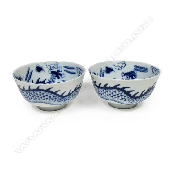 A pair of fine Chinese porcelain ‘over the rim’ bowls,