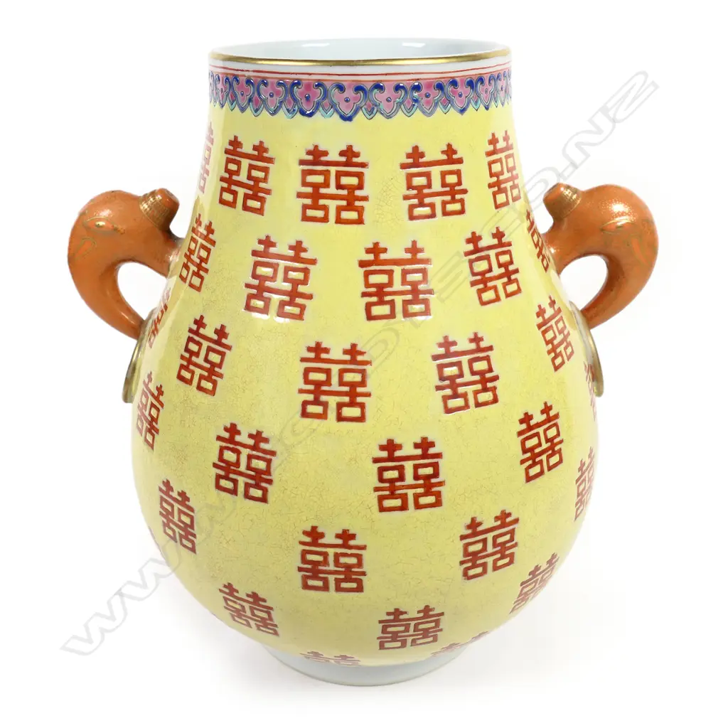 A Chinese Qianlong type Hu Vase, Image 1++