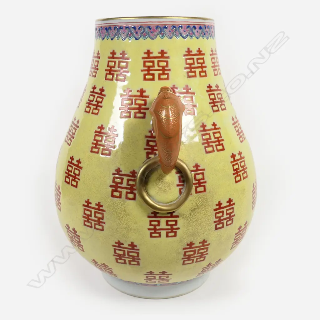 A Chinese Qianlong type Hu Vase, Image 1++