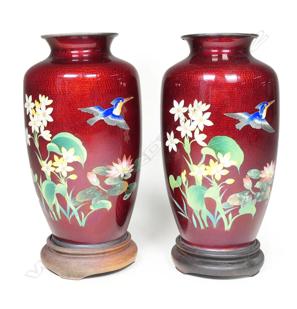 A pair of fine Japanese cloisonné vases, Image 1++