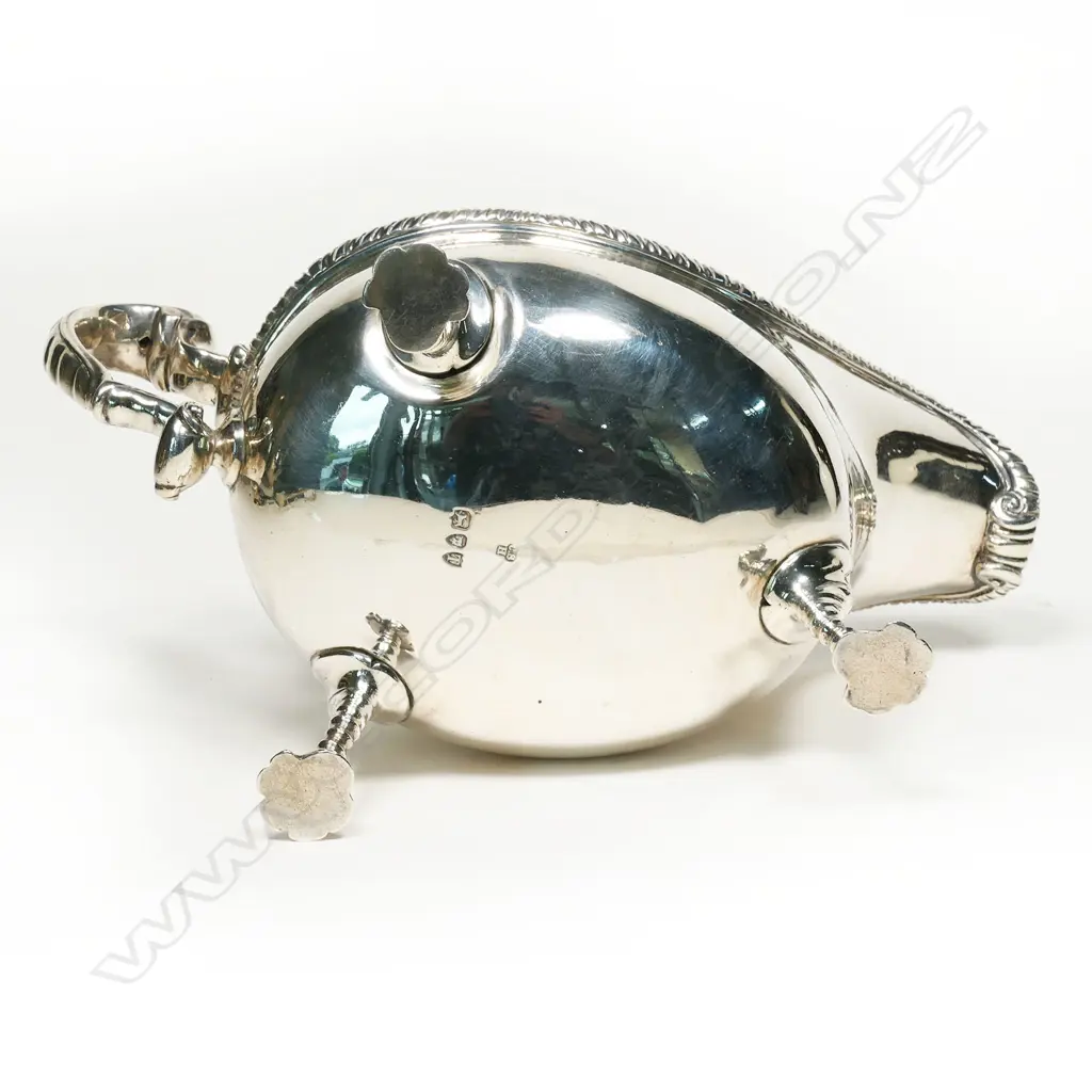 A quality Victorian silver sauce boat, Image 1++