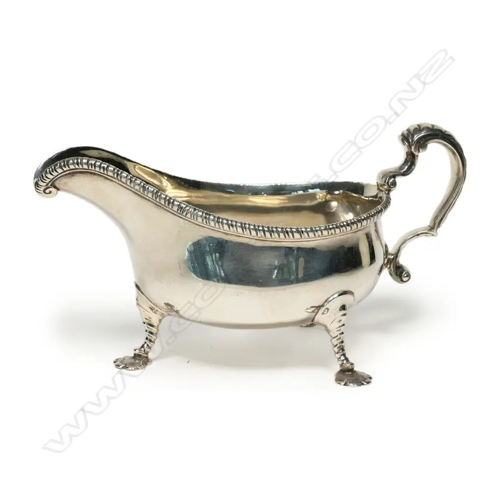 A quality Victorian silver sauce boat, Image 1++