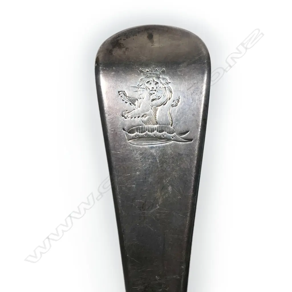A pair of George III silver pie spoons, Image 1++