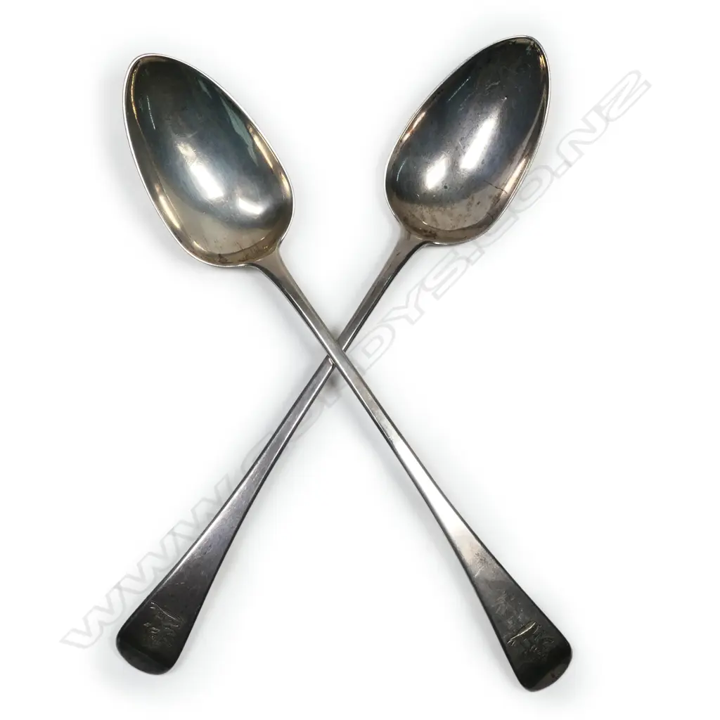 A pair of George III silver pie spoons, Image 1++