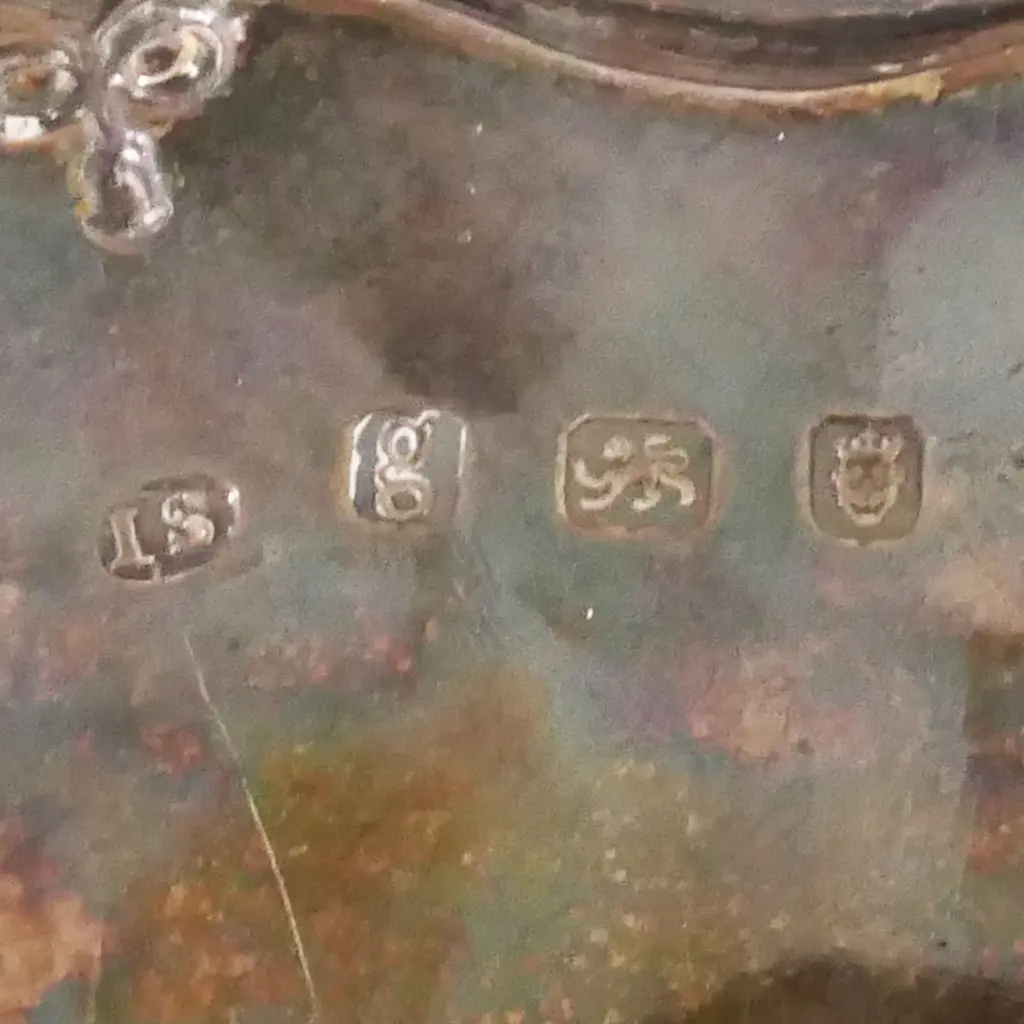A George III silver salver, Image 1++