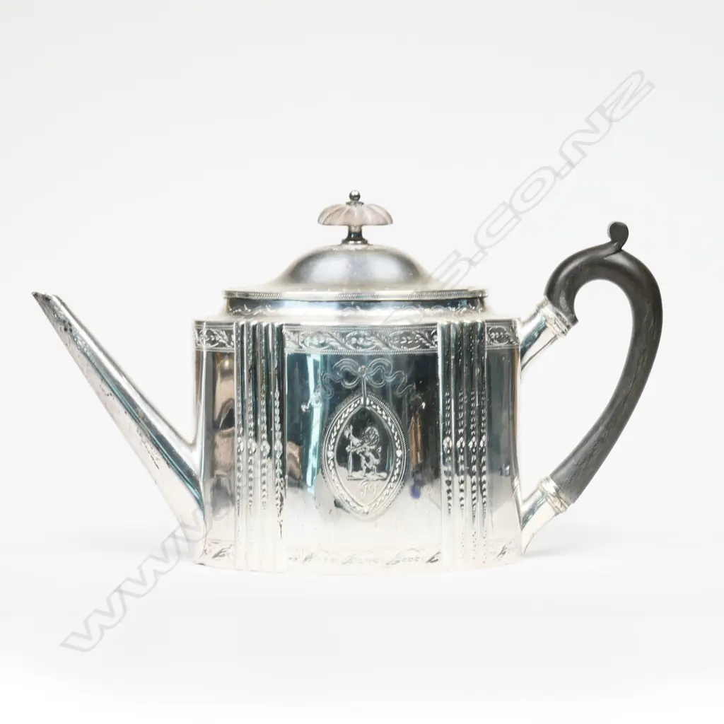 A George III silver tea pot, Image 1++