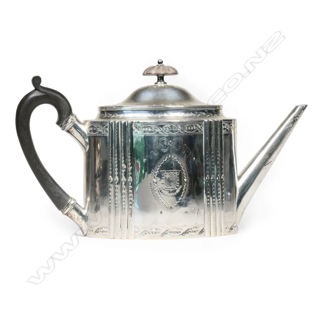 A George III silver tea pot, Image 1++