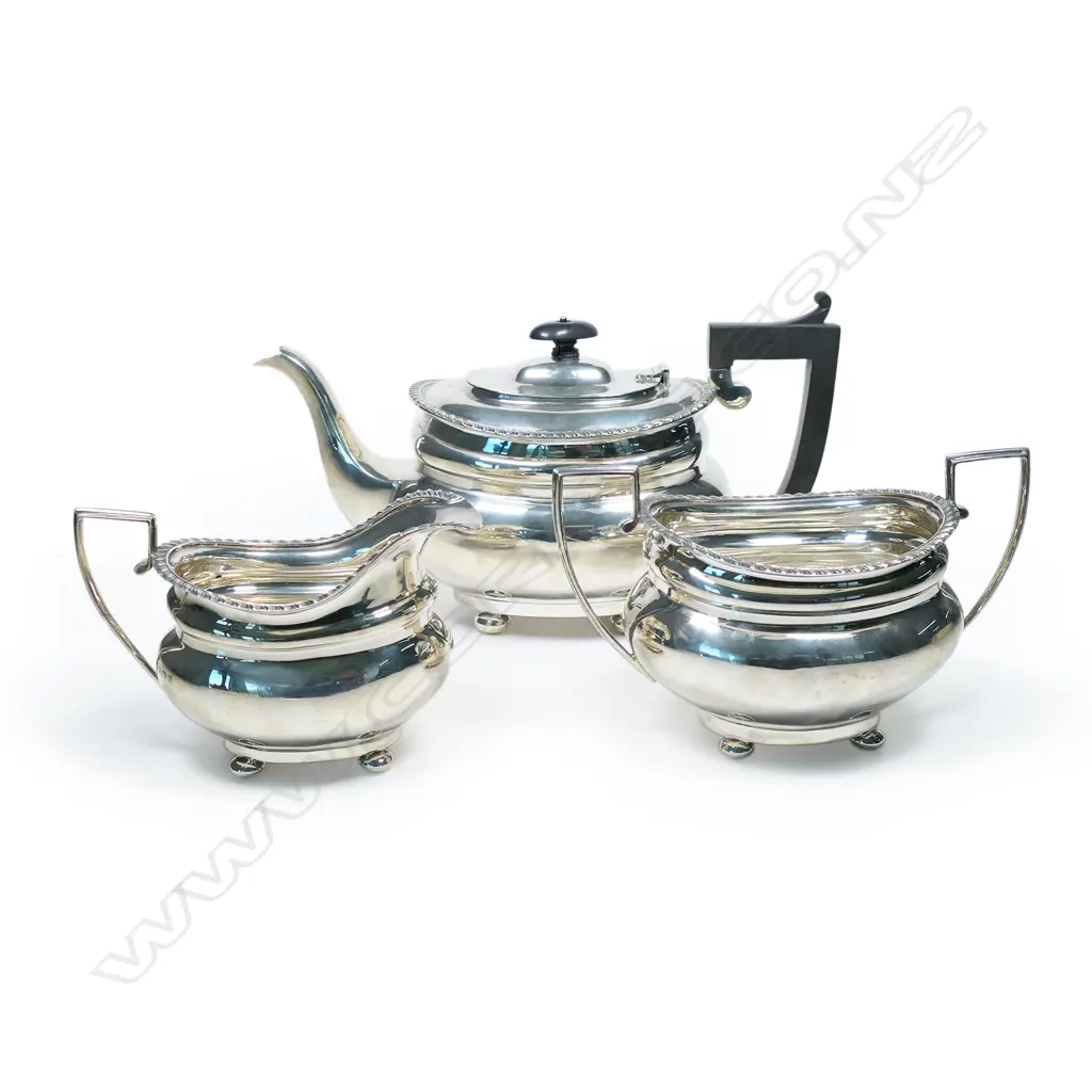 A silver three-piece tea set, Image 1++
