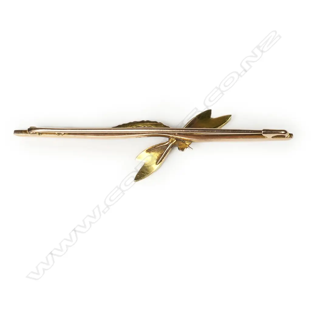 A 9ct yellow gold dragonfly bar brooch, Image 1++