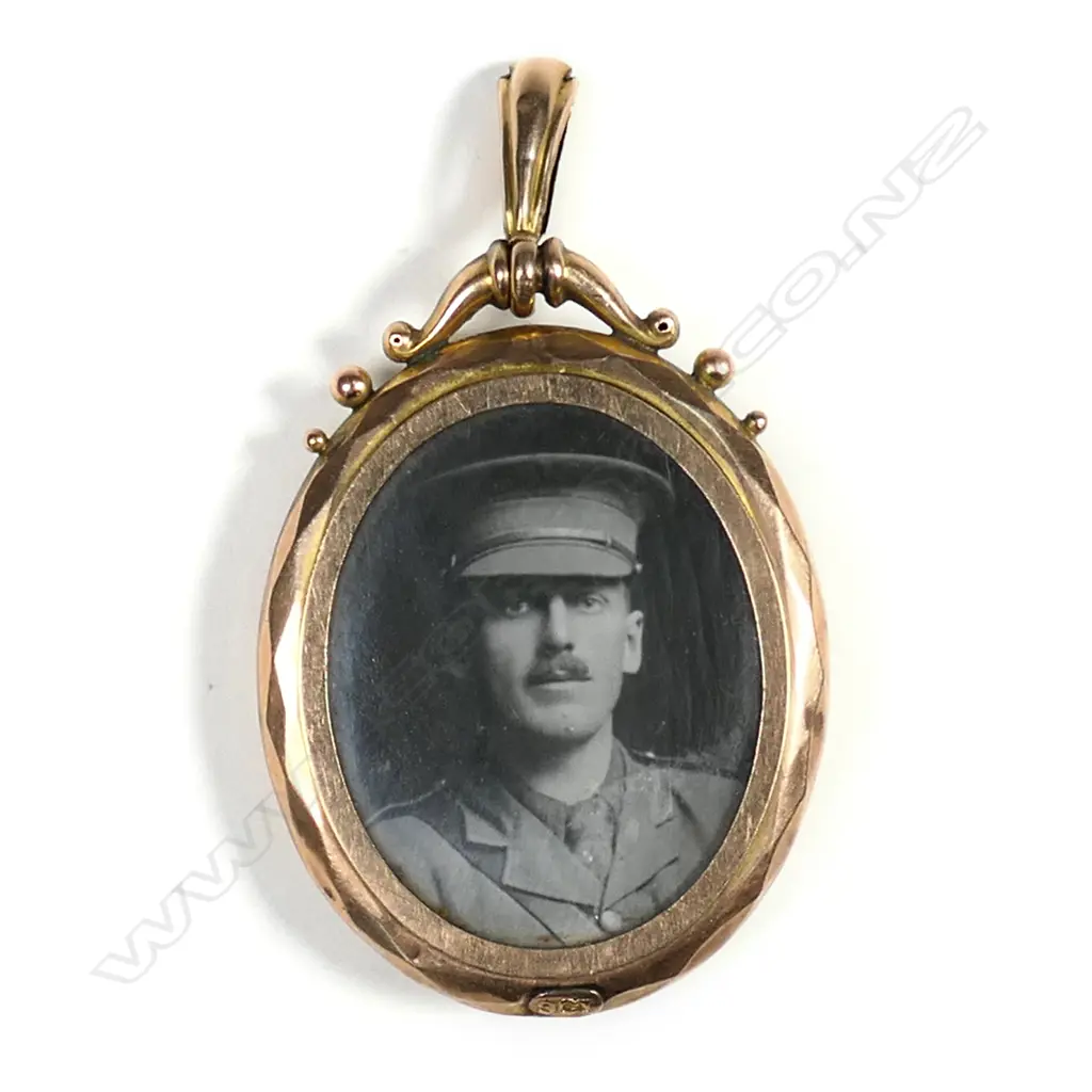 A Victorian 9ct rose gold double sided photo locket, Image 1++