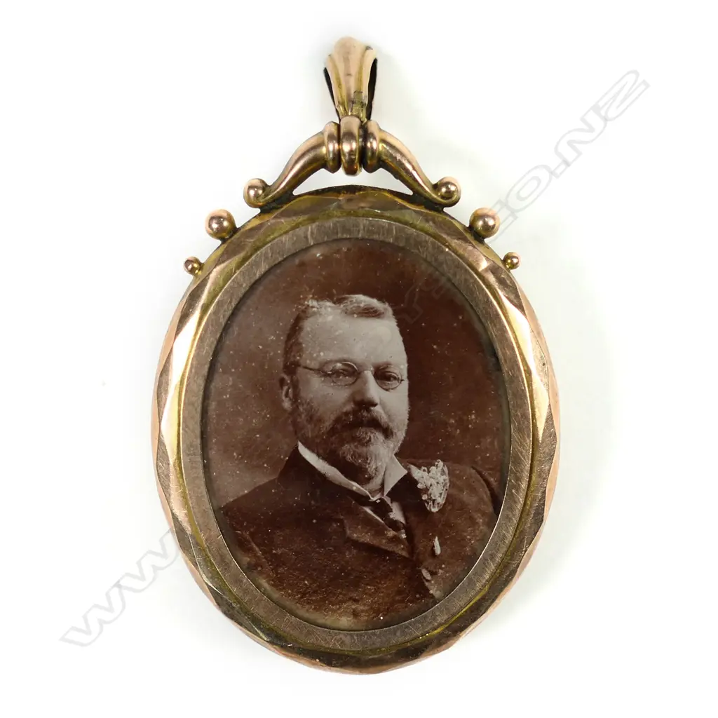A Victorian 9ct rose gold double sided photo locket, Image 1++