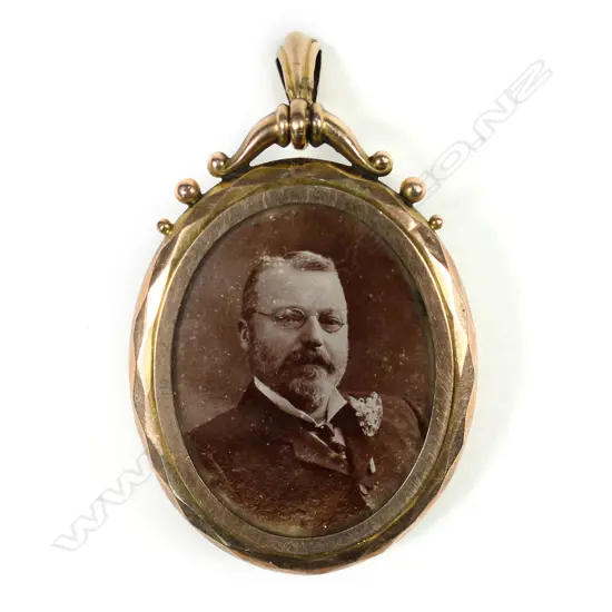 A Victorian 9ct rose gold double sided photo locket,