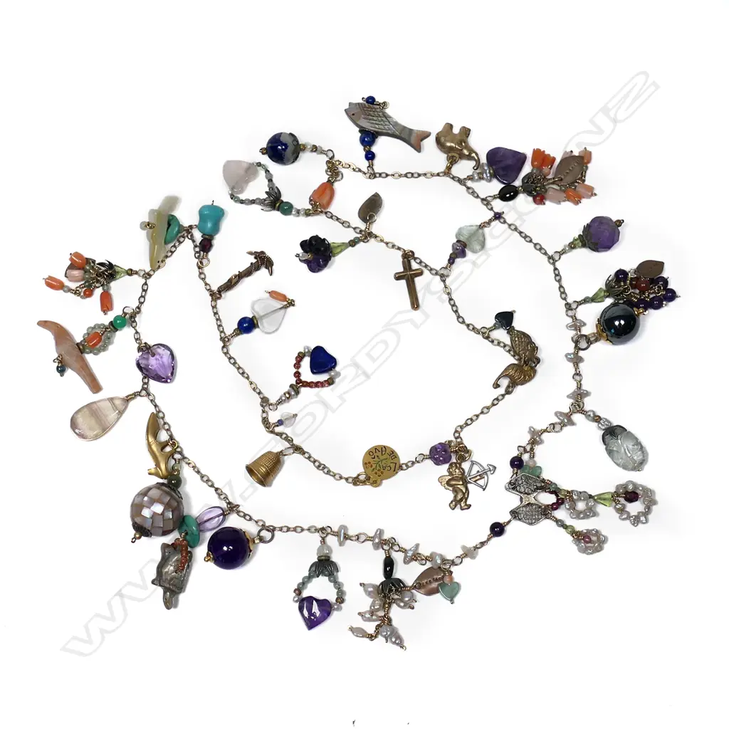 A vintage 9ct gold charm necklace, Image 1++