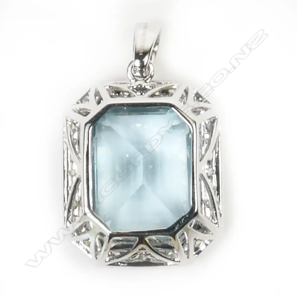 A 14ct white gold, aquamarine and diamond pendant, Image 1++