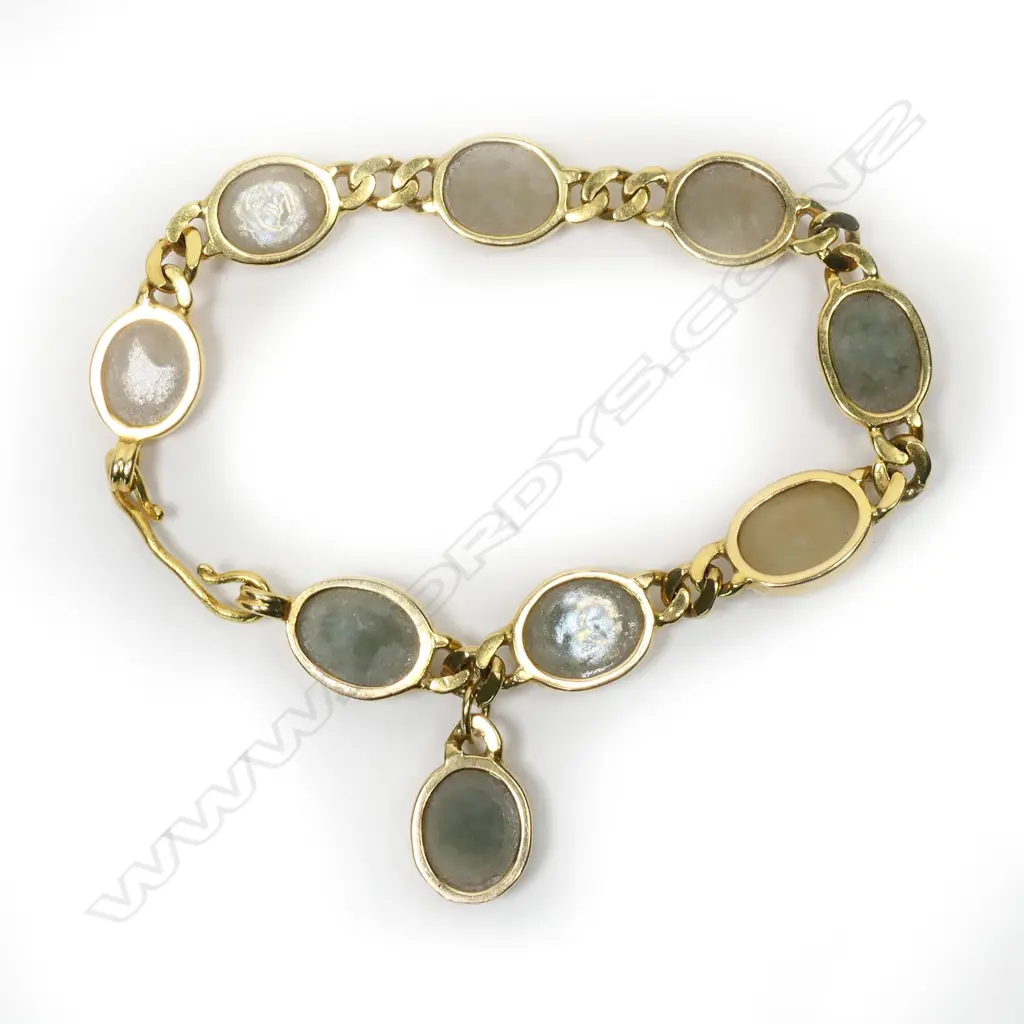 A 22ct gold and jade bracelet, Image 1++