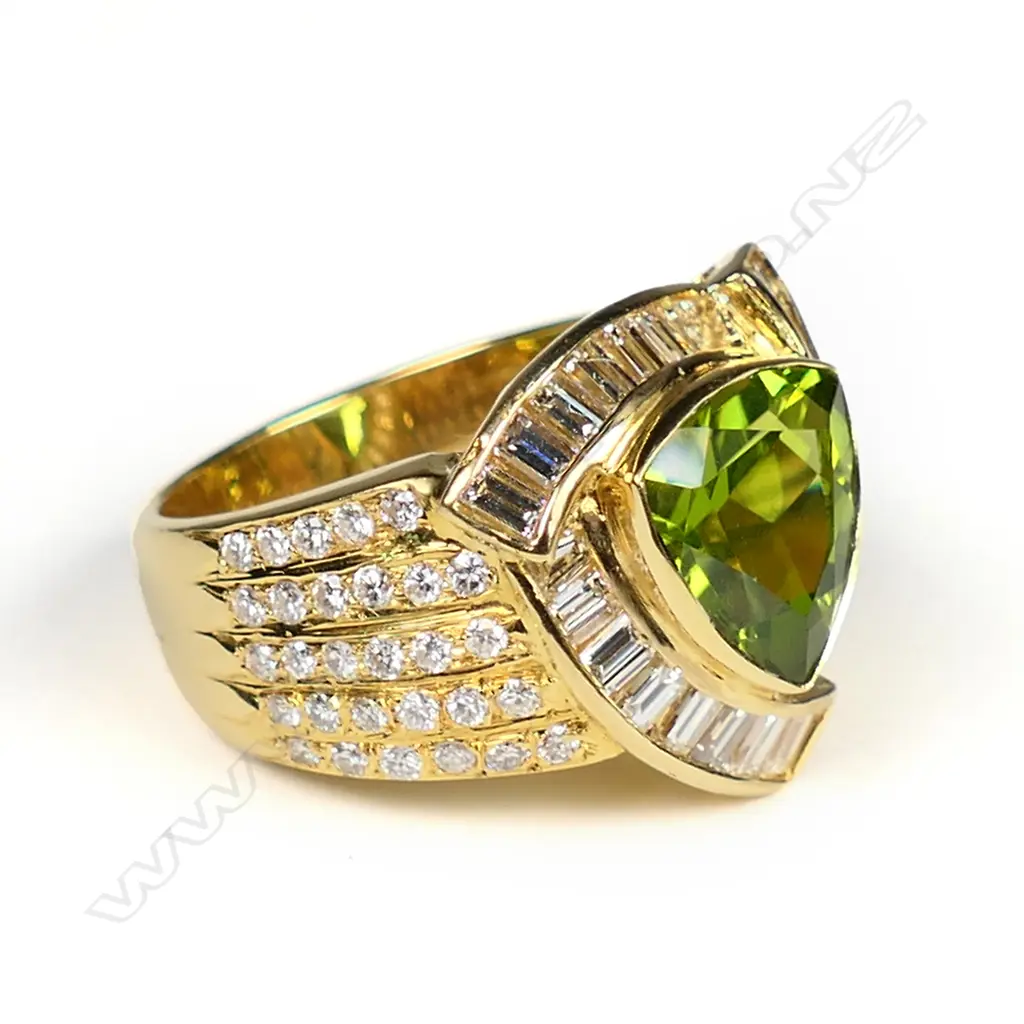 An 18ct gold, peridot and diamond ring, Image 1++