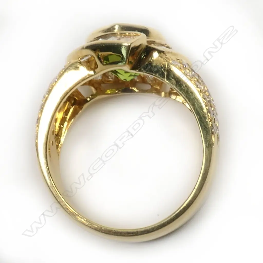 An 18ct gold, peridot and diamond ring, Image 1++