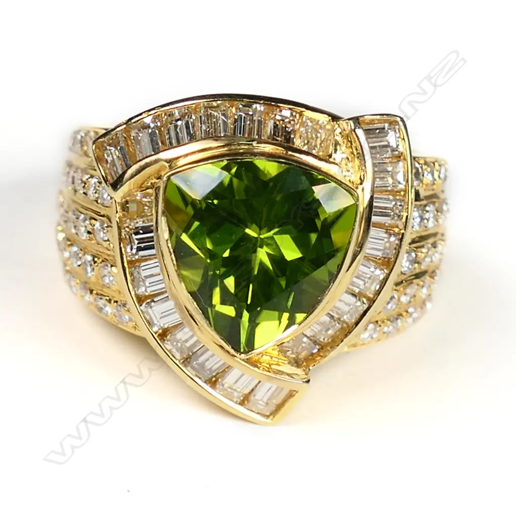 An 18ct gold, peridot and diamond ring, Image 1++