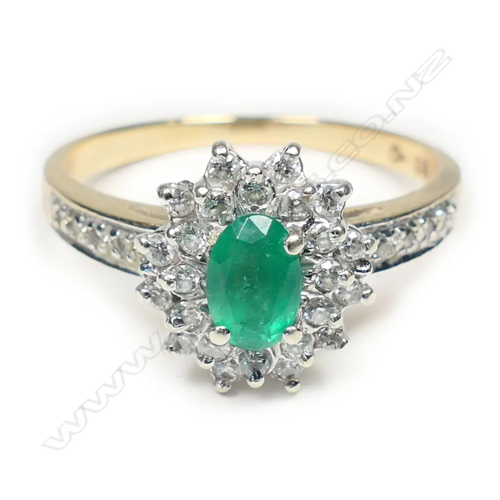 9ct GOLD EMERALD AND DIAMOND CLUSTER RING, SIZE Q, ONE CLAW REQUIRES REPAIR Image 1++